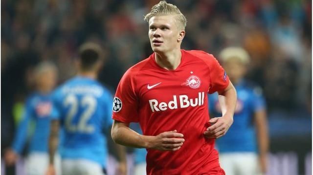 WTT香港总决赛选手城市照，王楚钦率先到达拍照地点