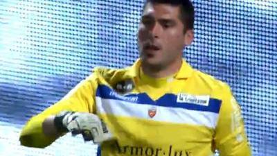 C罗被罚下后，看台上的爱尔兰球迷模仿他做出的哭泣手势