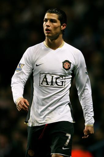 拜仁积极追求梅努，欲将其打造成欧冠核心，但曼联与意甲球队争夺，形势激烈。